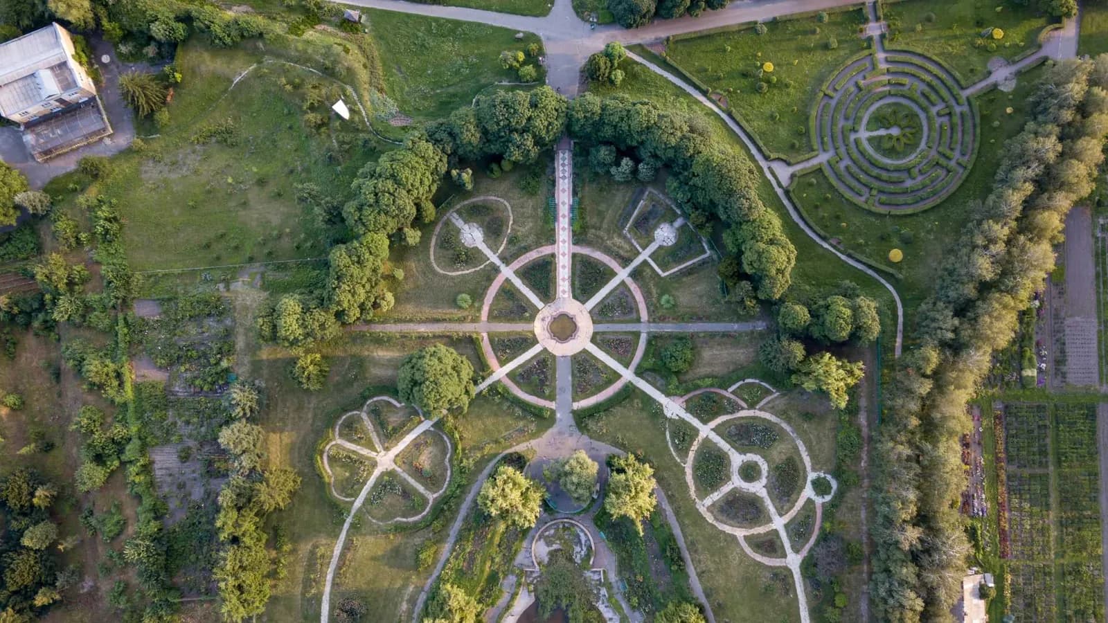 Bird's-eye view of a residential landscape and property lot