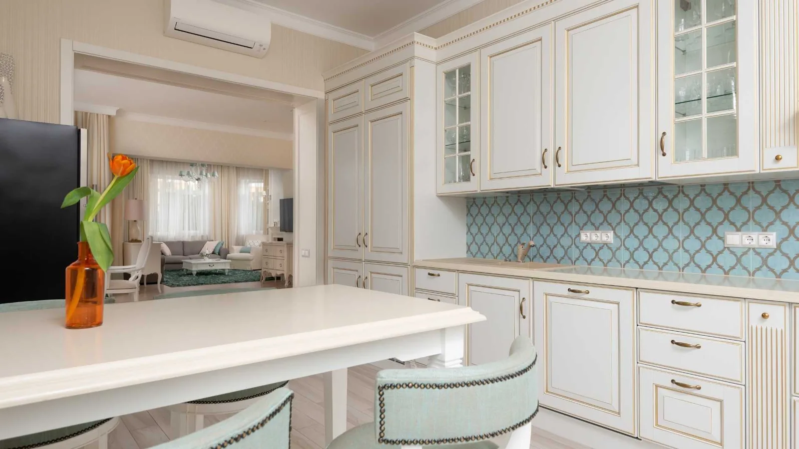 Kitchen in classic style with a tile backsplash
