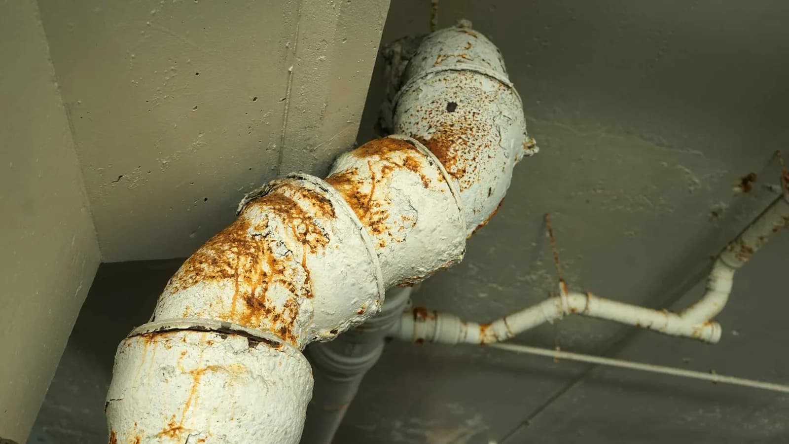 Rusty plumbing as an unsafe building condition cited in a code violation