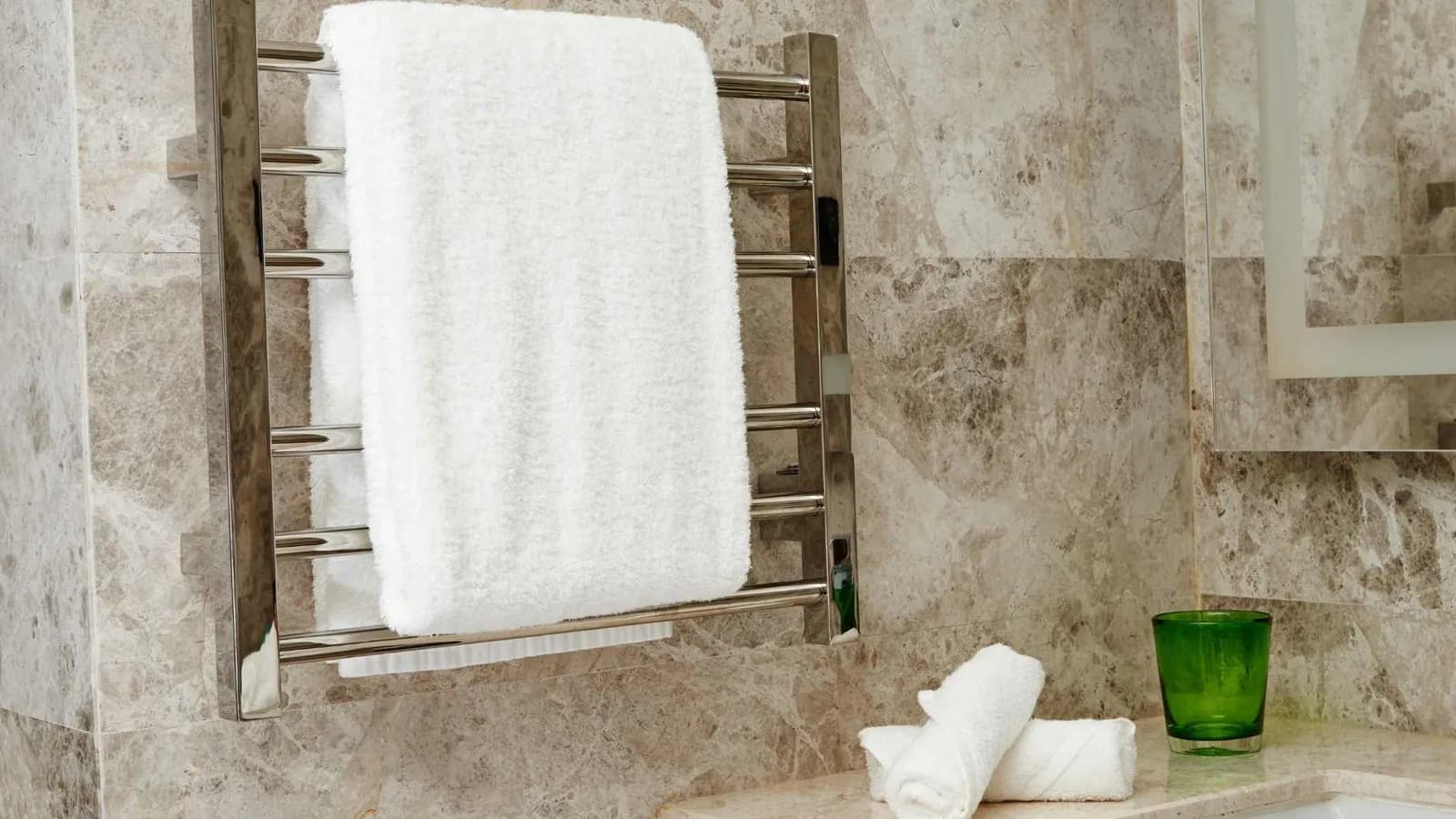 Wall-mounted towel warmer